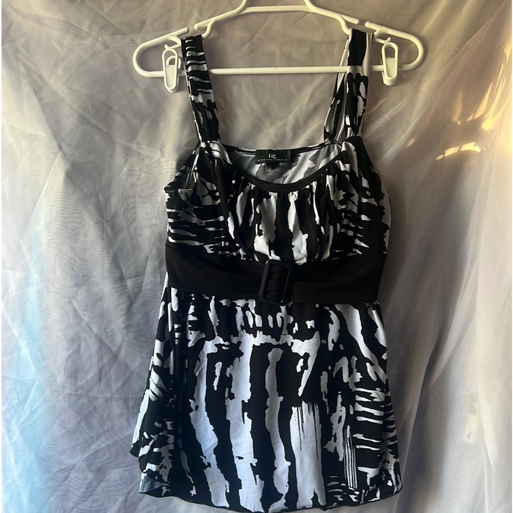 IZ Byer top. Large. I wore this with a cardigan (not included).